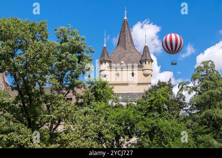Castello di Vajdahunyad e mongolfiera nel parco della città, Budapest, Ungheria Foto Stock