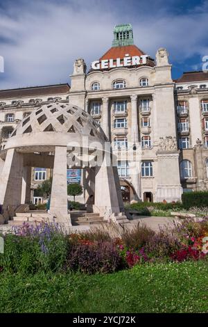 Giardini e facciata del Gellért Hotel a Budapest, Ungheria Foto Stock