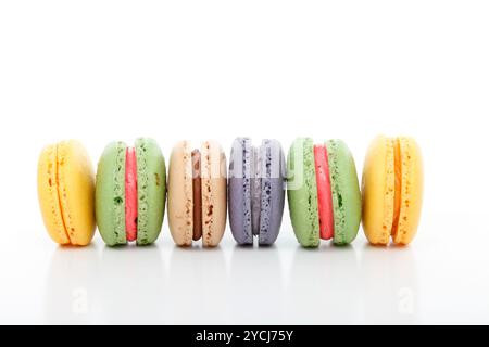 Un assortimento di varietà macarons amaretti in una riga Foto Stock