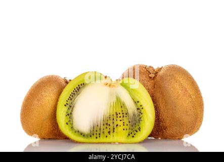 Una metà e due kiwi interi maturi e succosi, macro, isolati su sfondo bianco. Foto Stock