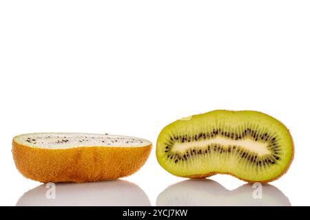 Due metà di kiwi maturi e succosi, macro, isolati su sfondo bianco. Foto Stock