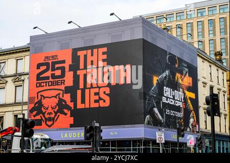 Affissioni che pubblicizzano il prossimo Call of Duty Black Ops 6 in uscita il 25 ottobre 2024, Glasgow, Scozia, Regno Unito, Europa Foto Stock