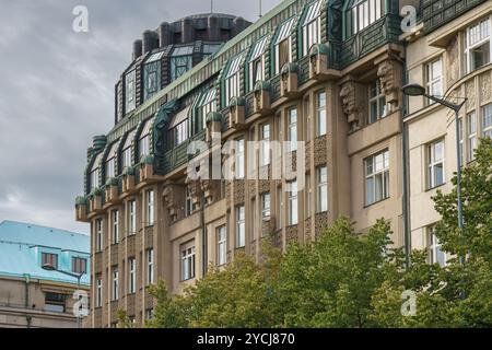 Praga, Repubblica Ceca, 4 luglio 2023. Casa modernista nel centro della capitale ceca. Piazza Venceslao a Praga Foto Stock