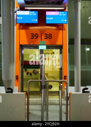 Porta d'imbarco dell'aeroporto Chopin di Varsavia Foto Stock