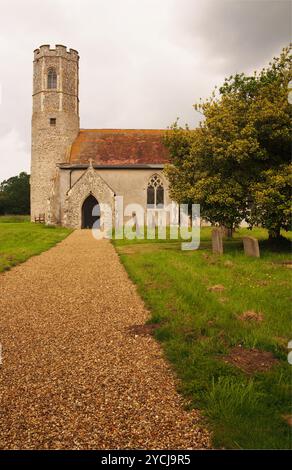 All Saint's Church, Woodton, Norfolk Inghilterra Regno Unito. Un'insolita chiesa a torre rotonda si trova principalmente nell'Anglia orientale, Inghilterra, Regno Unito Foto Stock