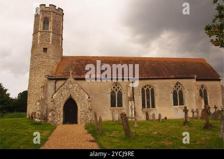 All Saint's Church, Woodton, Norfolk Inghilterra Regno Unito. Un'insolita chiesa a torre rotonda si trova principalmente nell'Anglia orientale, Inghilterra, Regno Unito Foto Stock