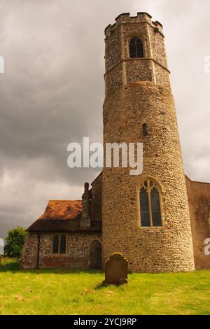 All Saint's Church, Woodton, Norfolk Inghilterra Regno Unito. Un'insolita chiesa a torre rotonda si trova principalmente nell'Anglia orientale, Inghilterra, Regno Unito Foto Stock