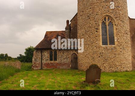 All Saint's Church, Woodton, Norfolk Inghilterra Regno Unito. Un'insolita chiesa a torre rotonda si trova principalmente nell'Anglia orientale, Inghilterra, Regno Unito Foto Stock