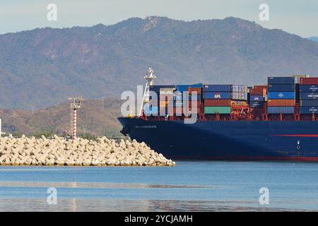 Manzanillo, Colima, Messico - 16 gennaio 2024: Nave portacontainer APL Yangshan gestita dalla compagnia di navigazione APL in partenza dal porto di Manzanillo Foto Stock