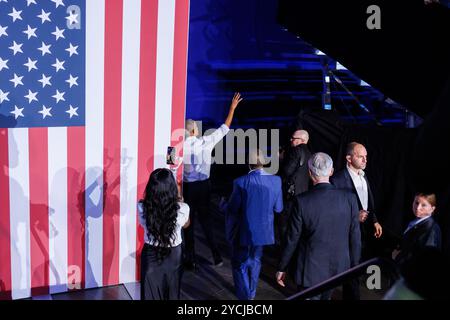 Detroit, Stati Uniti. 22 ottobre 2024. L'ex presidente Barack Obama si rivolge ai membri del pubblico dopo aver parlato ad una manifestazione a Detroit, Mich., il 22 ottobre 2024. (Foto di Andrew Roth/Sipa USA) credito: SIPA USA/Alamy Live News Foto Stock