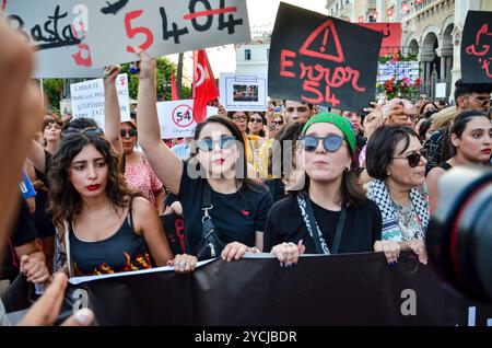 Tunisi, Tunisia. 13 agosto 2024. Le donne scendono in piazza a Tunisi alzando striscioni e gridando slogan contro la repressione politica in occasione della giornata nazionale della donna. La manifestazione è stata organizzata da gruppi femministi indipendenti tunisini per chiedere il rilascio immediato di tutte le donne imprigionate per le loro attività nella sfera pubblica. La Tunisia celebra la giornata nazionale della donna ogni anno il 13 agosto Foto Stock