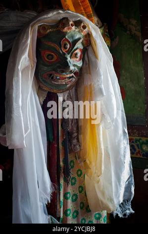 Antica maschera da ballo Mahakala presso il monastero buddista Foto Stock