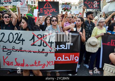 Tunisi, Tunisia. 13 agosto 2024. Le donne scendono in piazza a Tunisi alzando striscioni e gridando slogan contro la repressione politica in occasione della giornata nazionale della donna. La manifestazione è stata organizzata da gruppi femministi indipendenti tunisini per chiedere il rilascio immediato di tutte le donne imprigionate per le loro attività nella sfera pubblica. La Tunisia celebra la giornata nazionale della donna ogni anno il 13 agosto Foto Stock