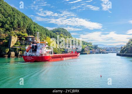 Una petroliera che attraversa la baia di Pasajes, di fronte al villaggio di pescatori di San Juan. Gipuzkoa, Paesi Baschi, Spagna. Foto Stock