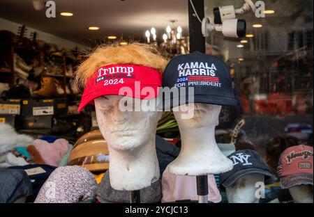 Negozio che vende bretelle Harris e Trump a Chelsea, New York, sabato 19 ottobre 2024. (© Richard B. Levine) Foto Stock
