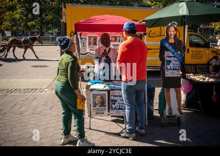 Tavolo dei volontari per il candidato presidenziale democratico, il vicepresidente Kamala Harris e il candidato vicepresidente Tim Walz al Columbus Circle di New York domenica 20 ottobre 2024. Il 20 ottobre è il compleanno di Harris e i volontari stanno raccogliendo firme per un biglietto di compleanno. (© Richard B. Levine) Foto Stock