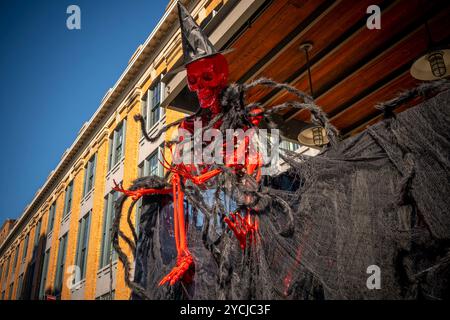 Decorazioni di Halloween fuori da un negozio nel Meatpacking District di New York sabato 19 ottobre 2024. (© Richard B. Levine) Foto Stock