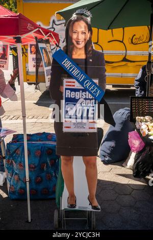 Tavolo dei volontari per il candidato presidenziale democratico, il vicepresidente Kamala Harris e il candidato vicepresidente Tim Walz al Columbus Circle di New York domenica 20 ottobre 2024. Il 20 ottobre è il HarrisÕ compleanno e i volontari stanno raccogliendo le firme per un biglietto di compleanno. (© Richard B. Levine) Foto Stock