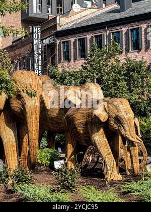 Grandi sculture della migrazione degli elefanti del collettivo di coesistenza, costruite da artigiani indigeni indiani della Lantana camara, New York City Foto Stock