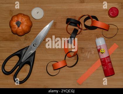 Decorazione fai da te con catene di carta Halloween in tinsel nero e arancione Foto Stock