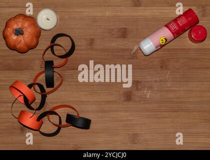 Decorazione fai da te con catene di carta Halloween in tinsel nero e arancione Foto Stock