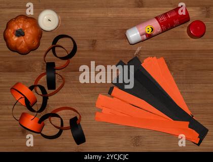 Decorazione fai da te con catene di carta Halloween in tinsel nero e arancione Foto Stock