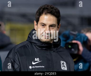 Chef-allenatore Argirios Giannikis (TSV 1860 Muenchen). GER, TSV 1860 Muenchen gegen VfL Osnabrueck, Fussball, 3. Bundesliga, 11 anni. Spieltag, Saison 2024/2025, 23.10.2024. (LE NORMATIVE DFL DFB VIETANO QUALSIASI USO DI FOTOGRAFIE COME SEQUENZE DI IMMAGINI E/O QUASI-VIDEO). Foto: Eibner-Pressefoto/Heike Feiner Foto Stock