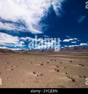 Himalaya in alta montagna panorama del paesaggio con il blu cielo nuvoloso. India, Ladakh, vicino a Salt Lake Tso Kar, altitudine 4600 m Foto Stock