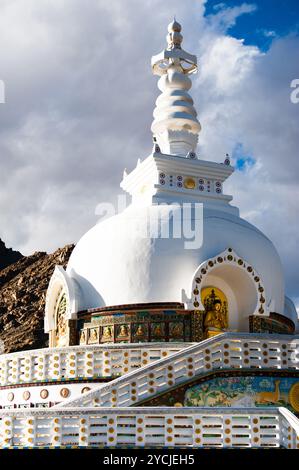 Moderno monumento buddista Shanti Stupa. India Foto Stock