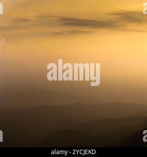 Splendidi colori del cielo al tramonto con nuvole spettacolari Foto Stock