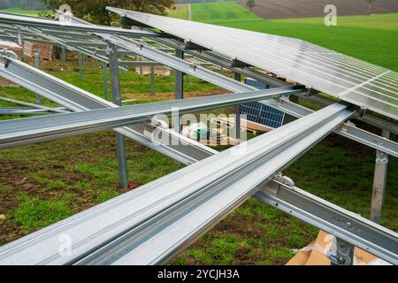 Neubau einer Photovoltaikanlage Neubau einer PV-Anlage auf der Grünen Wiese a Oberbayern *** nuova costruzione di un impianto fotovoltaico nuovo costrutt Foto Stock