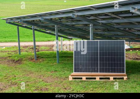 Neubau einer Photovoltaikanlage Neubau einer PV-Anlage auf der Grünen Wiese a Oberbayern *** nuova costruzione di un impianto fotovoltaico nuovo costrutt Foto Stock