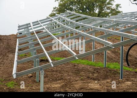 Neubau einer Photovoltaikanlage Neubau einer PV-Anlage auf der Grünen Wiese a Oberbayern *** nuova costruzione di un impianto fotovoltaico nuovo costrutt Foto Stock