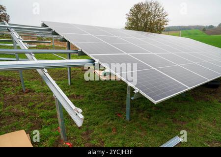 Neubau einer Photovoltaikanlage Neubau einer PV-Anlage auf der Grünen Wiese a Oberbayern *** nuova costruzione di un impianto fotovoltaico nuovo costrutt Foto Stock