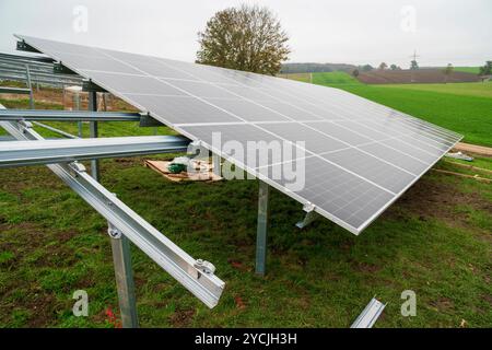 Neubau einer Photovoltaikanlage Neubau einer PV-Anlage auf der Grünen Wiese a Oberbayern *** nuova costruzione di un impianto fotovoltaico nuovo costrutt Foto Stock