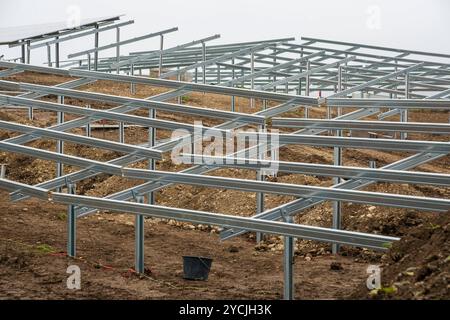 Neubau einer Photovoltaikanlage Neubau einer PV-Anlage auf der Grünen Wiese a Oberbayern *** nuova costruzione di un impianto fotovoltaico nuovo costrutt Foto Stock