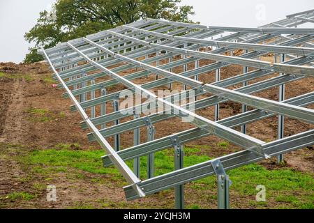 Neubau einer Photovoltaikanlage Neubau einer PV-Anlage auf der Grünen Wiese a Oberbayern *** nuova costruzione di un impianto fotovoltaico nuovo costrutt Foto Stock