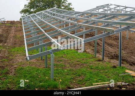 Neubau einer Photovoltaikanlage Neubau einer PV-Anlage auf der Grünen Wiese a Oberbayern *** nuova costruzione di un impianto fotovoltaico nuovo costrutt Foto Stock