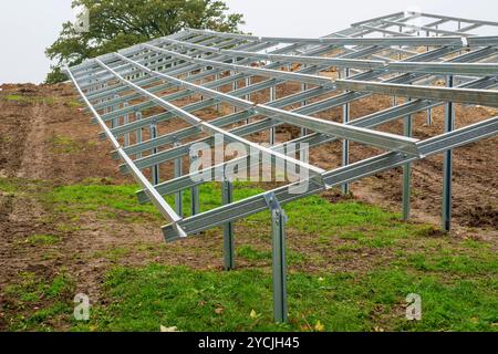 Neubau einer Photovoltaikanlage Neubau einer PV-Anlage auf der Grünen Wiese a Oberbayern *** nuova costruzione di un impianto fotovoltaico nuovo costrutt Foto Stock