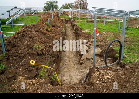 Neubau einer Photovoltaikanlage Neubau einer PV-Anlage auf der Grünen Wiese a Oberbayern *** nuova costruzione di un impianto fotovoltaico nuovo costrutt Foto Stock