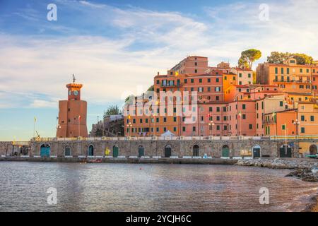 Isola d'Elba, skyline del villaggio di Rio Marina e faro. Provincia di Livorno, regione Toscana, Italia Foto Stock