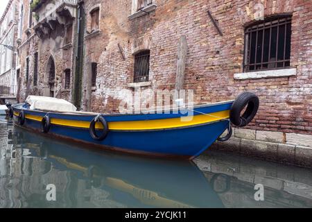 Vecchia gondola in un piccolo e tranquillo canale, Venezia, Italia Foto Stock