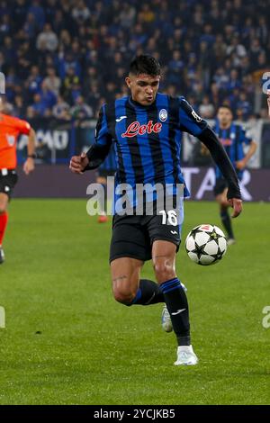 Raul Bellanova dell'Atalanta BC gioca la palla durante l'Atalanta BC vs Celtic FC, 3Â° round della Chanpions League 2024-25, partita allo stadio Gewiss di Bergamo (BG), il 23 ottobre 2024. Foto Stock