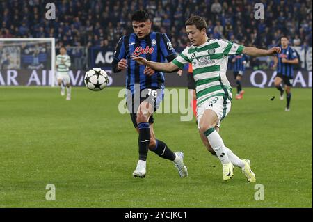 Raul Bellanova dell'Atalanta BC combatte per il pallone con Daizen Maeda del Celtic FC durante l'Atalanta BC vs Celtic FC, 3Â° round della Chanpions League 2024-25, partita allo stadio Gewiss di Bergamo (BG), il 23 ottobre 2024. Foto Stock