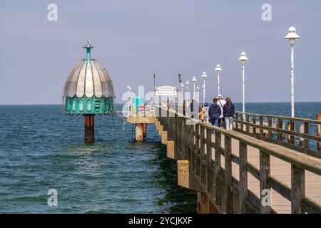 10.05.2024 Zinnowitz. Usedom. Germania. Molo Baltico Zinnowitz sull'isola di Usedom con campana per immersioni. I turisti camminano sul ponte. Accogliente cittadina turistica su Balti Foto Stock