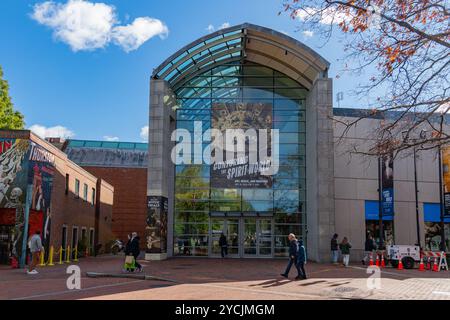 Salem, Massachusetts, Stati Uniti - 21 ottobre 2024: Persone che camminano presso il Peabody Essex Museum durante l'evento annuale Halloween Haunted Happenings che si tiene a ottobre. Foto Stock