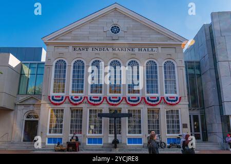 Salem, Massachusetts, USA-21 ottobre 2024: Persone in visita all'evento annuale Halloween Haunted Happenings che si tiene durante il mese di ottobre. Foto Stock