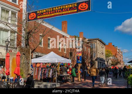 Salem, Massachusetts, USA-21 ottobre 2024: Persone in visita all'evento annuale Halloween Haunted Happenings che si tiene a ottobre. Foto Stock