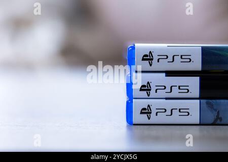 Brecht, Belgio - 3 ottobre 2024: Un ritratto frontale di 3 custodie di giochi per PlayStation 5 o PS5 sovrapposte, pronte per essere aperte e. Foto Stock