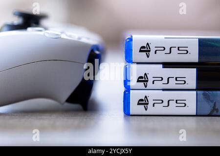 Brecht, Belgio - 3 ottobre 2024: Primo piano di un controller PlayStation 5 accanto alle custodie di gioco con il logo ps5. tutto è pronto Foto Stock